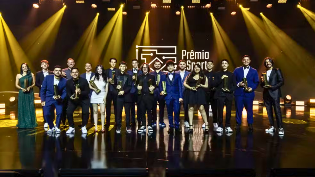 Palco do Prêmio eSports Brasil 2025 com todos os vencedores, no Memorial da América Latina em São Paulo.