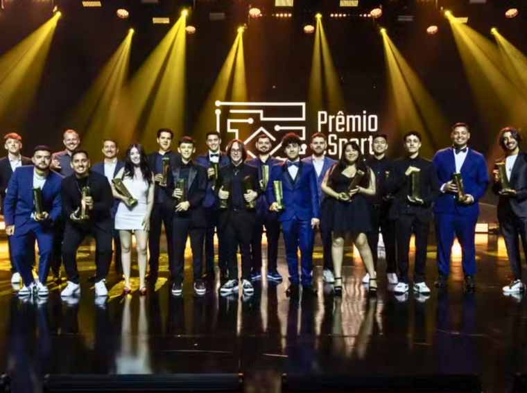 Palco do Prêmio eSports Brasil 2025 com todos os vencedores, no Memorial da América Latina em São Paulo.