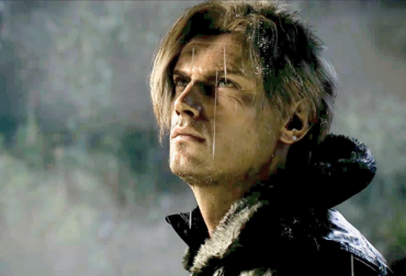 Leon S. Kennedy em um lugar escuro do Hospital Rhodes Hill em Resident Evil Requiem.