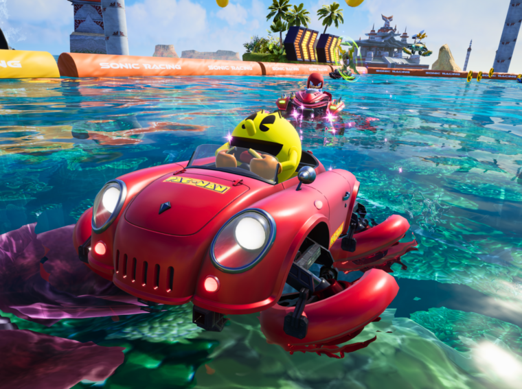 Detalhe do personagem PAC-MAN em seu veículo amarelo personalizado no grid de largada de Sonic Racing.