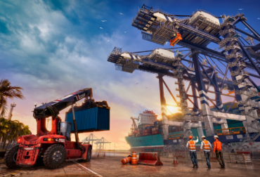 Arte oficial do jogo Docked mostrando um porto movimentado com contêineres coloridos e um guindaste STS operando sob o pôr do sol.