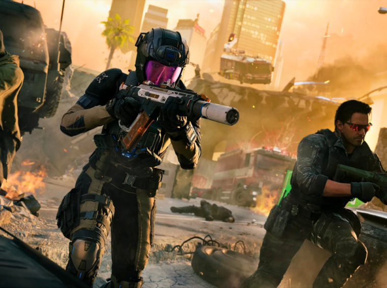 Combate tático no mapa Torque de Black Ops 7, apresentando uma rodovia destruída e futurista em Los Angeles.