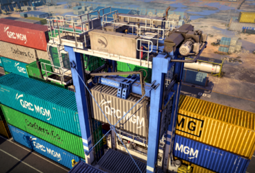 Visão panorâmica do porto de Port Wake no jogo Docked, mostrando guindastes gigantes e navios de carga em um pôr do sol realista.