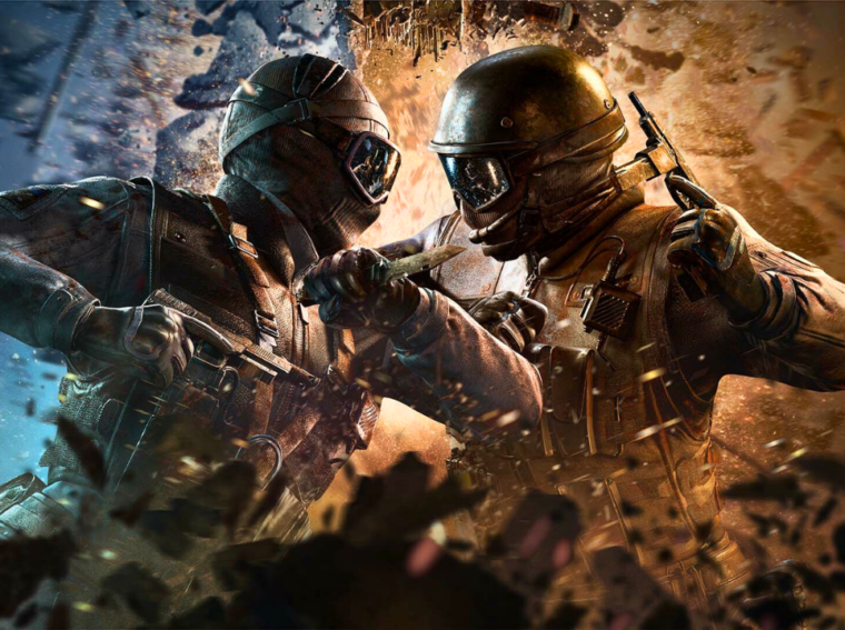 Close-up dramático de dois soldados táticos lutando com faca e submetralhadora em meio a uma explosão de destroços.