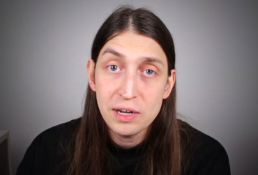 O influenciador digital Felca em tom sério simbolizando a criação da lei de proteção digital.