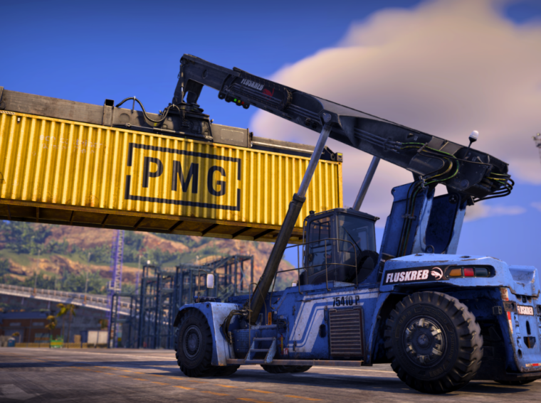 Captura de tela do jogo Docked mostrando um veículo de carga pesada transportando um contêiner colorido em um porto industrial detalhado durante o dia.