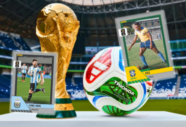Detalhe das cartas colecionáveis Panini Prizm que acompanham o novo Monopoly da Copa do Mundo, mostrando estatísticas de atletas e lendas da FIFA.