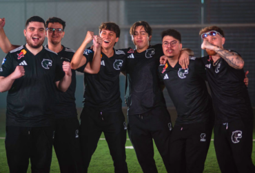 Jogadores da equipe FURIA de Rainbow Six Siege comemorando a classificação para o Major de Salt Lake City com o troféu do Kickoff.