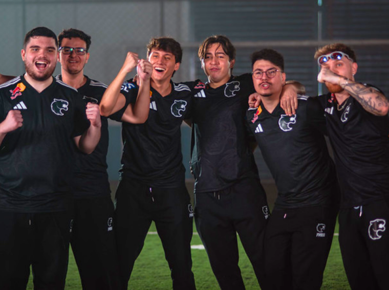 Jogadores da equipe FURIA de Rainbow Six Siege comemorando a classificação para o Major de Salt Lake City com o troféu do Kickoff.