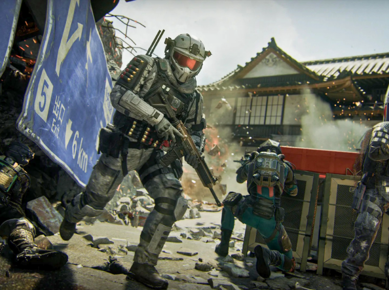 Operador em combate no mapa Plaza remasterizado em Black Ops 7, exibindo a nova iluminação em cenário destruído.