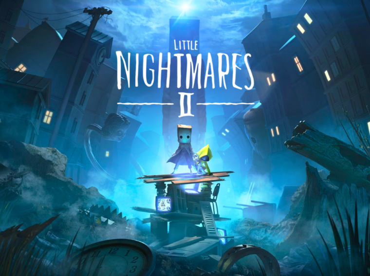 Personagens Mono e Six de Little Nightmares II caminhando em uma rua sombria e distorcida. Ao fundo, a Torre do Sinal brilha fracamente sob uma névoa cinzenta.