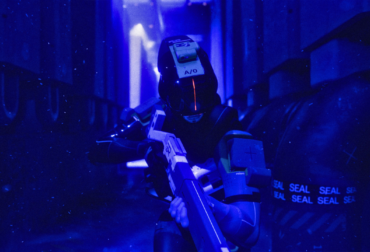 Arte promocional de Marathon mostrando um Corredor com a armação de Reconhecimento em um cenário futurista, destacando os novos visuais da atualização de meio de temporada.