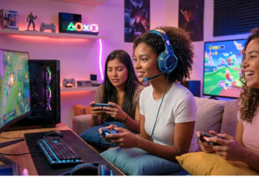 Mulher jovem negra utilizando um headset profissional e concentrada jogando em um setup de PC gamer, representando a maioria feminina de 52,8% apontada pela PGB 2026.