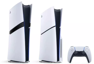 PS5 Pro ao lado do PS5 Slim e controle dualsense.