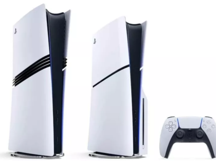 PS5 Pro ao lado do PS5 Slim e controle dualsense.