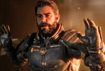 Arjun, o protagonista de Saros, em posição de combate segurando uma arma tecnológica em um bioma alienígena.