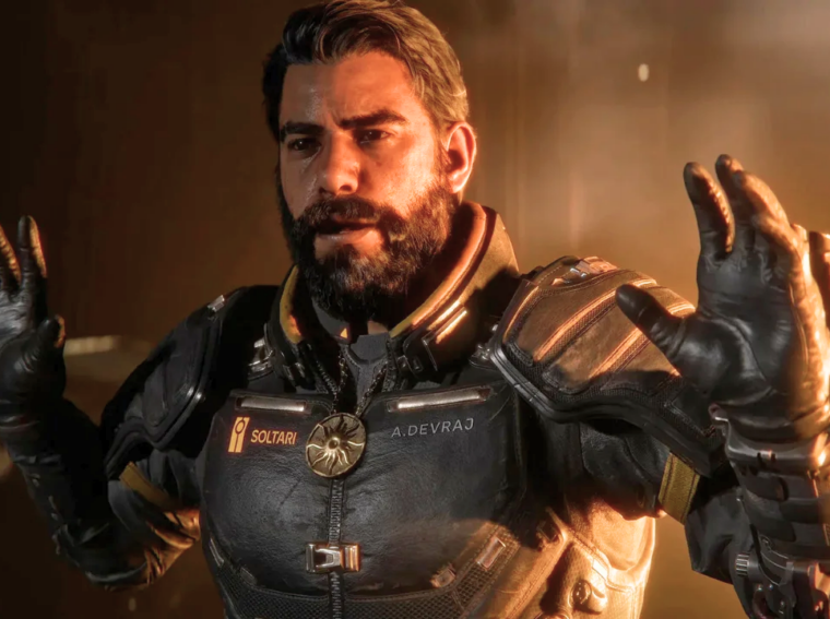 Arjun, o protagonista de Saros, em posição de combate segurando uma arma tecnológica em um bioma alienígena.