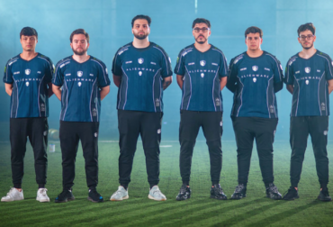 Jogadores da Team Liquid e FURIA comemorando vitória em partida de Rainbow Six Siege pela South America League Kickoff.