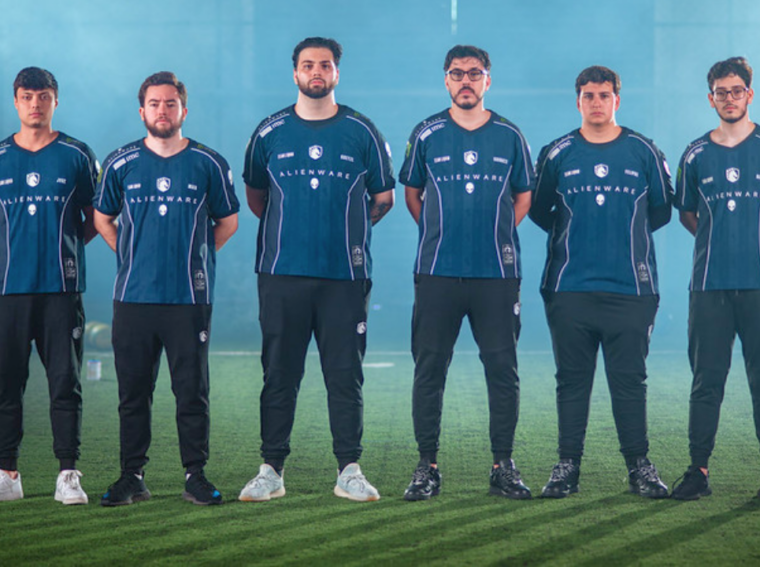Jogadores da Team Liquid e FURIA comemorando vitória em partida de Rainbow Six Siege pela South America League Kickoff.
