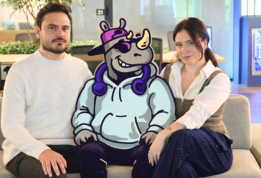 A cofundadora Larissa Much apresentando a proposta da The Cool Rhyno para a Creator Economy brasileira em um ambiente de estúdio de gravação.