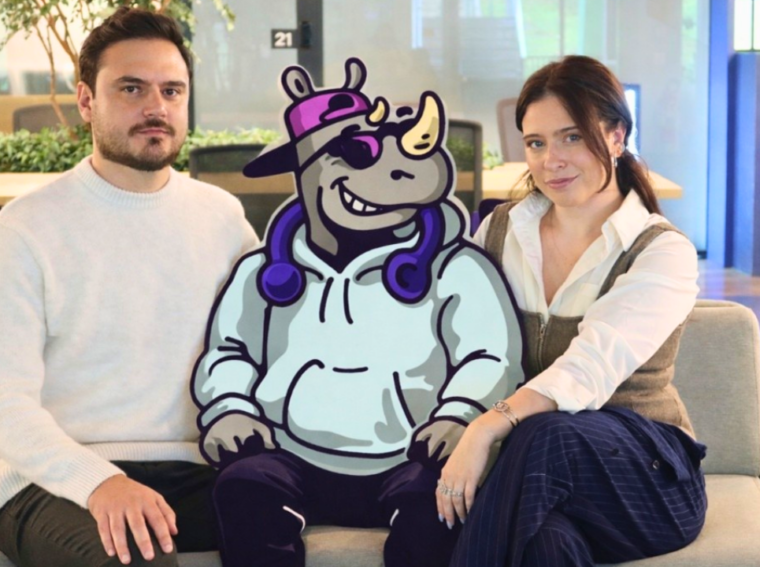 A cofundadora Larissa Much apresentando a proposta da The Cool Rhyno para a Creator Economy brasileira em um ambiente de estúdio de gravação.