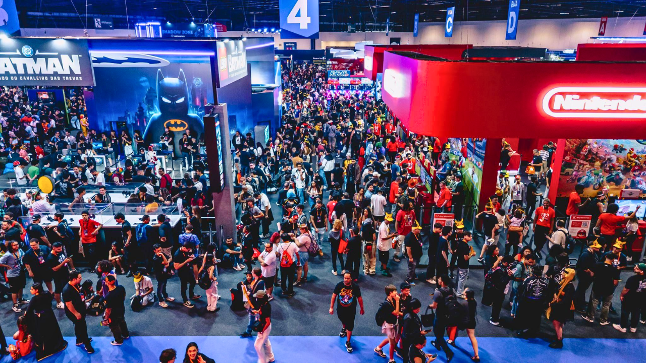 Multidão visitando os estandes e experiências imersivas na gamescom latam 2026 no Distrito Anhembi, em São Paulo.